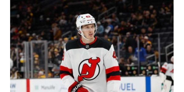 Luke Hughes lämnade matchen mot Calgary Flames skadad